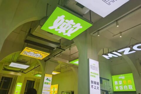 卡布燈箱：邊框較窄，畫(huà)面展示效果好。